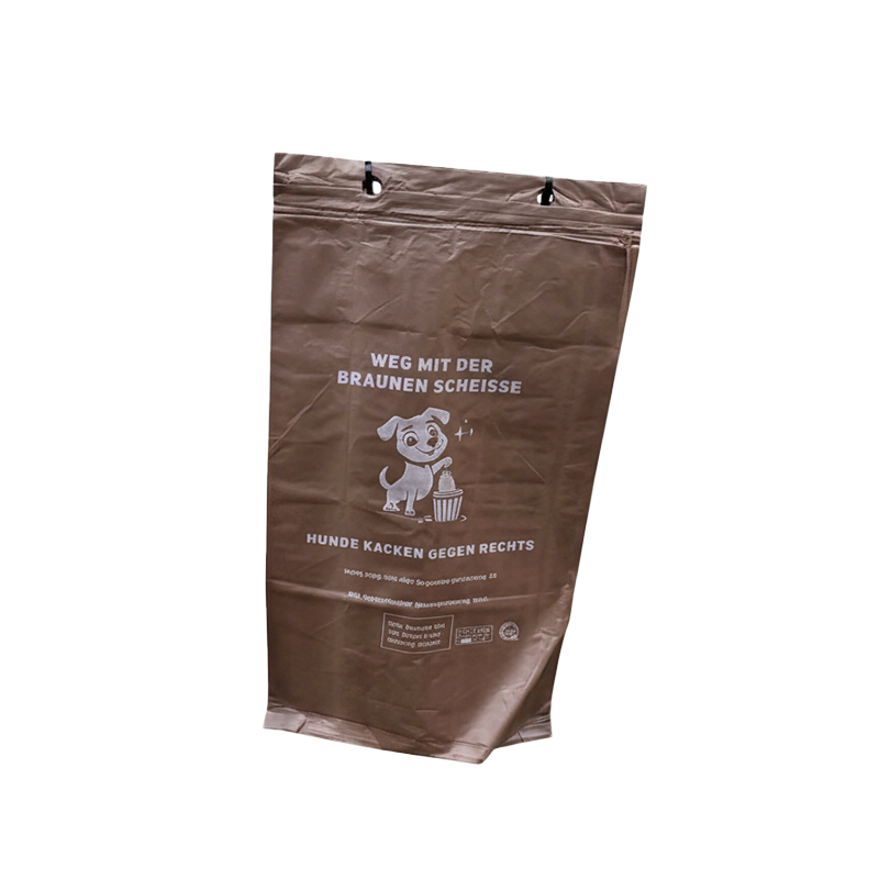 Kotbeutel vor weißem Hintergrund